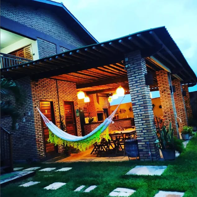 Vista do jardim tropical e fachada da Pousada Areias de Flecheiras